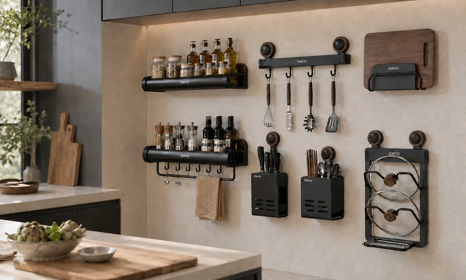 Illustrative Anwendungsszene mit schwarzen Organizer-Modulen an einer hellen Küchenwand